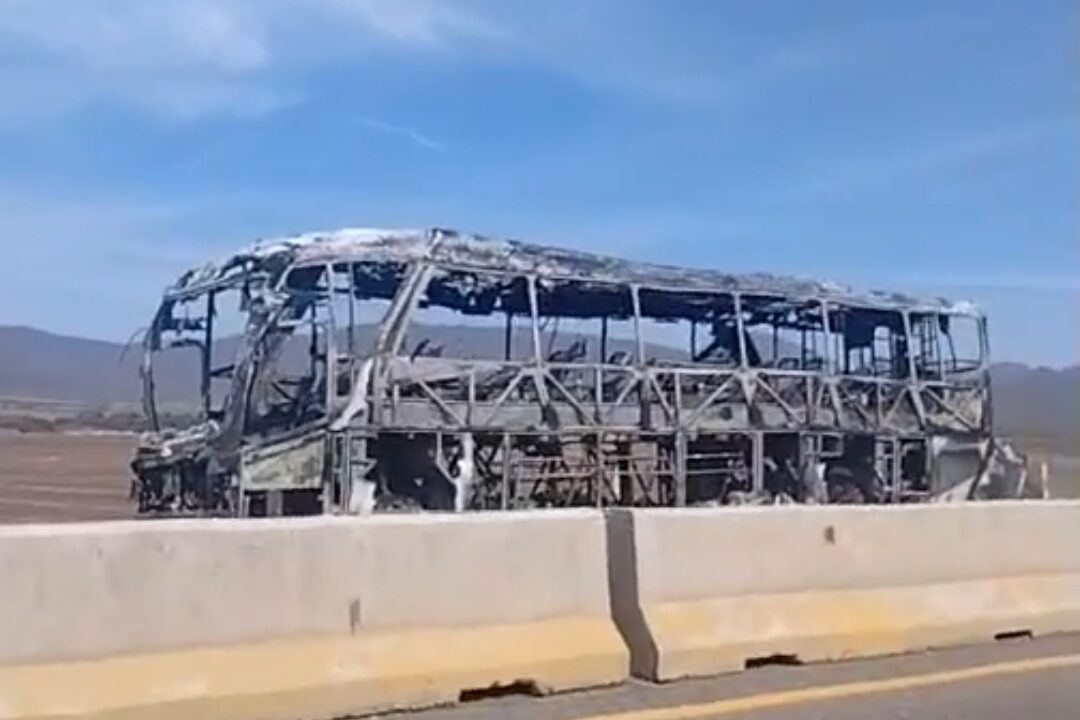 Protección Civil acude a brindar auxilio en caso de autobús incendiado