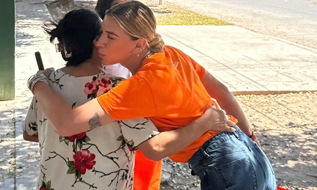Barbara Fox se pronuncia lista para su primer debate electoral