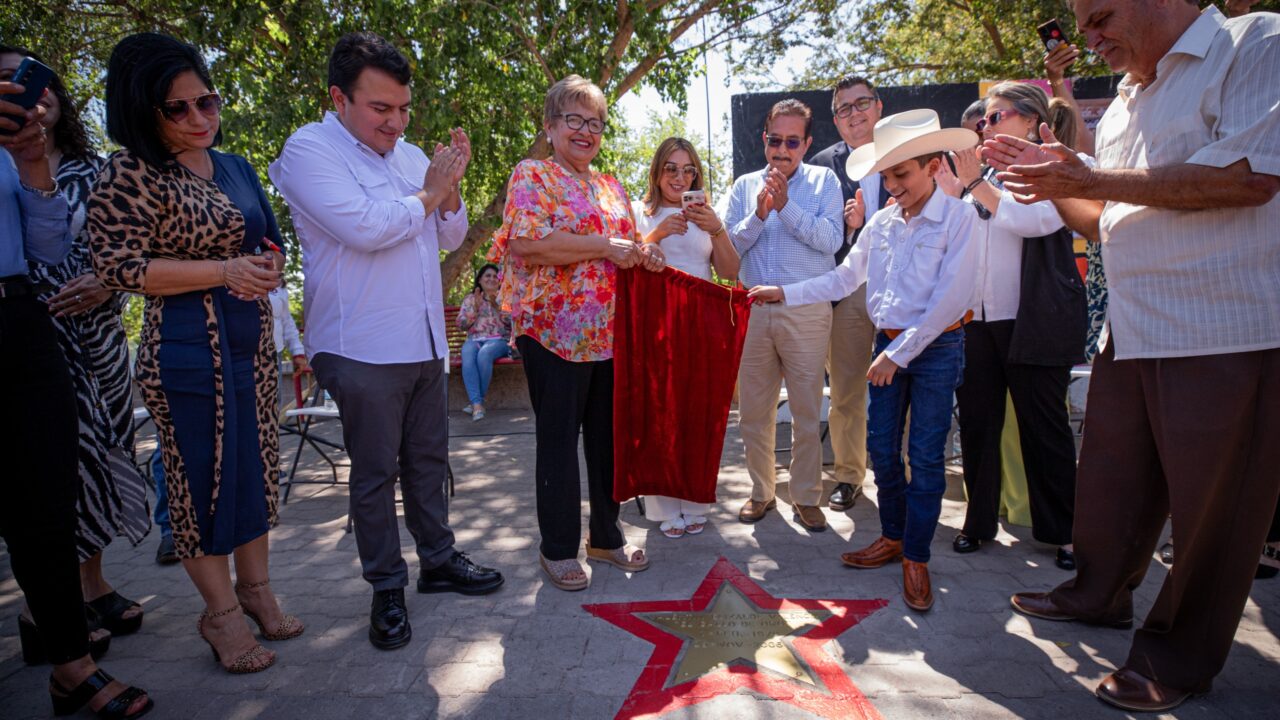 “El Gallo de Oro” y “Lalo El Gallo” quedan inmortalizados en el Paseo de las Estrellas del Malecón