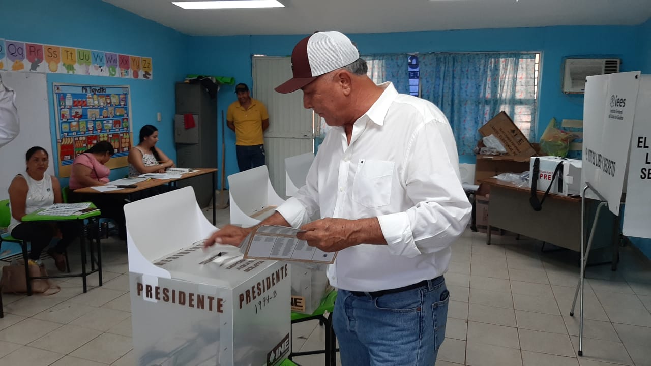 Gildardo Leyva emite su voto en El Fuerte