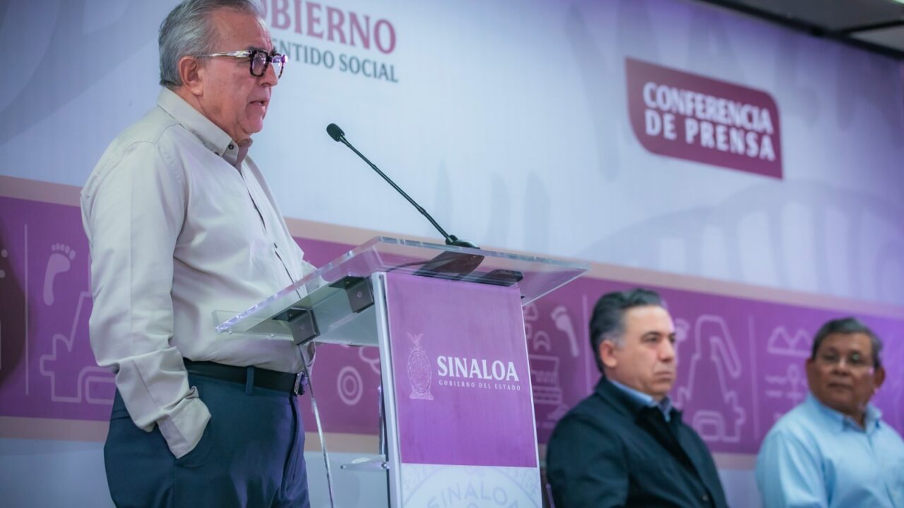 Rocha Moya atiende las peticiones de los ciudadanos de Choix