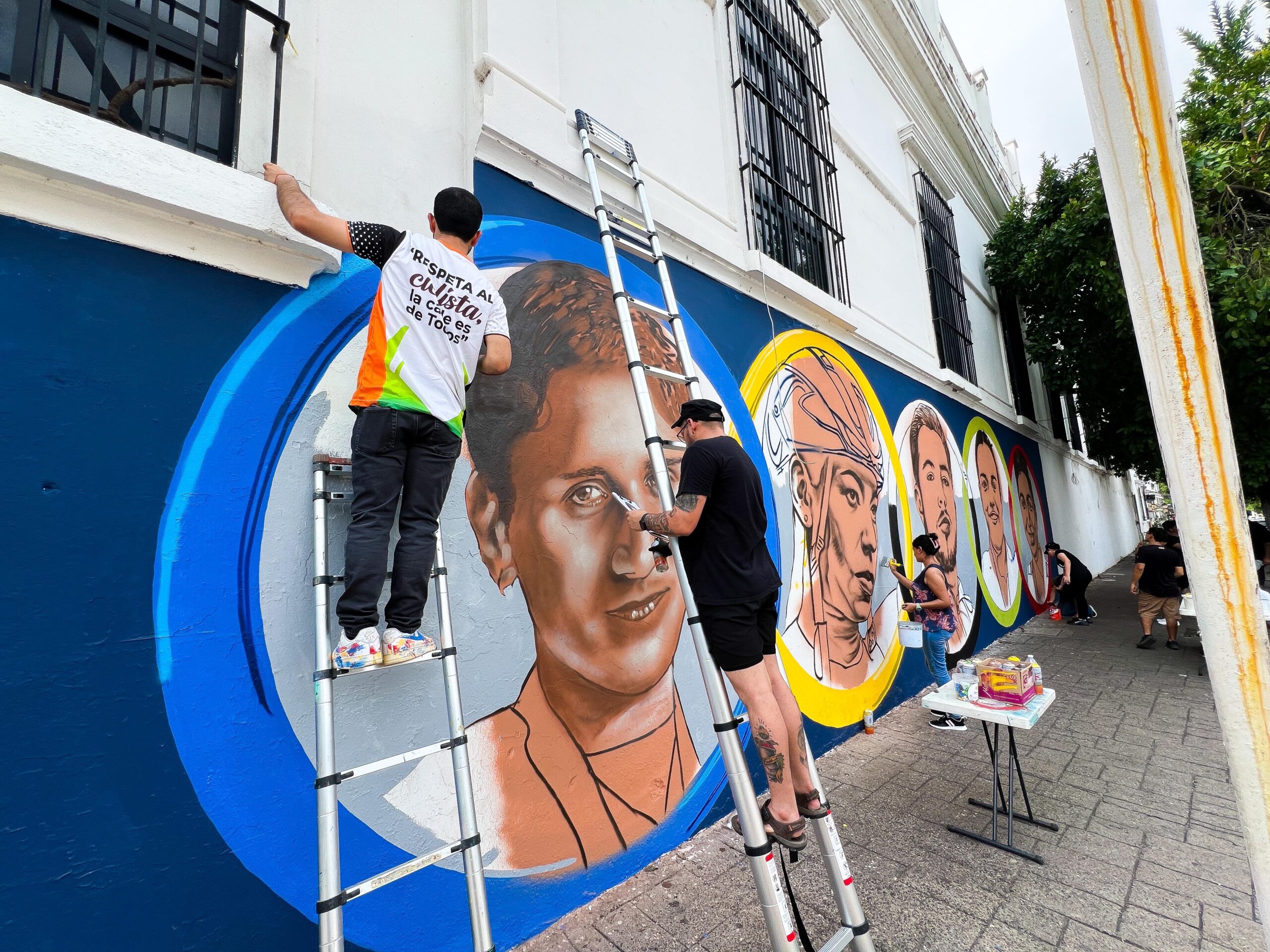 Pintan mural que plasma a los deportistas que participaron en París 2024