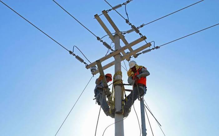 CFE reestablece al 71% el suministro de energía a usuarios afectados por fuertes vientos