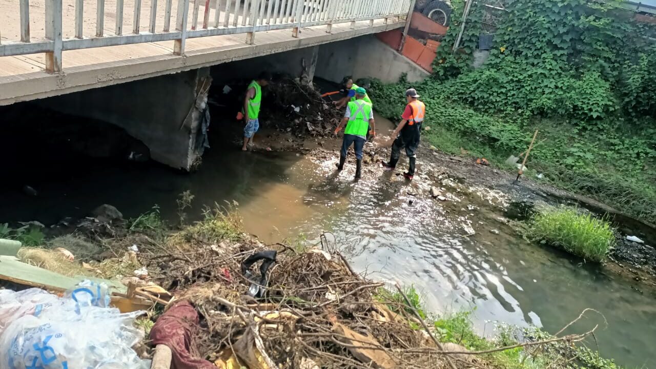 Ayuntamiento refuerza labores de limpieza y desazolve en afluentes, ante proximidad de la Depresión Tropical 9-E
