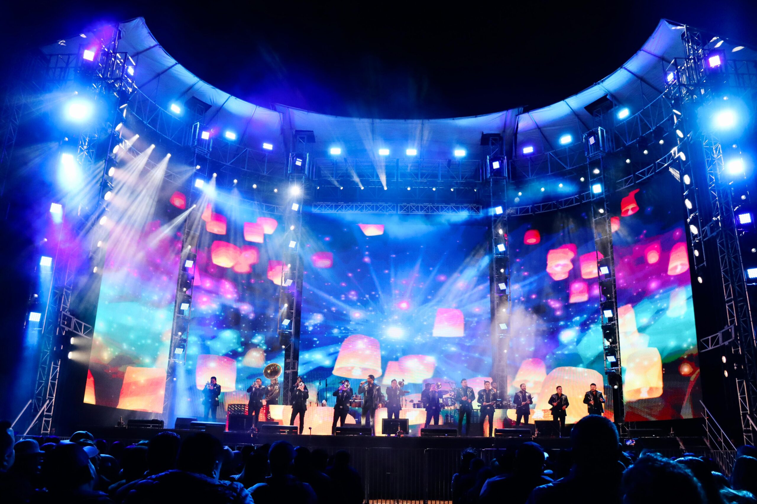 Más de 20 mil asistentes aplauden a la Banda El Recodo en Badiraguato
