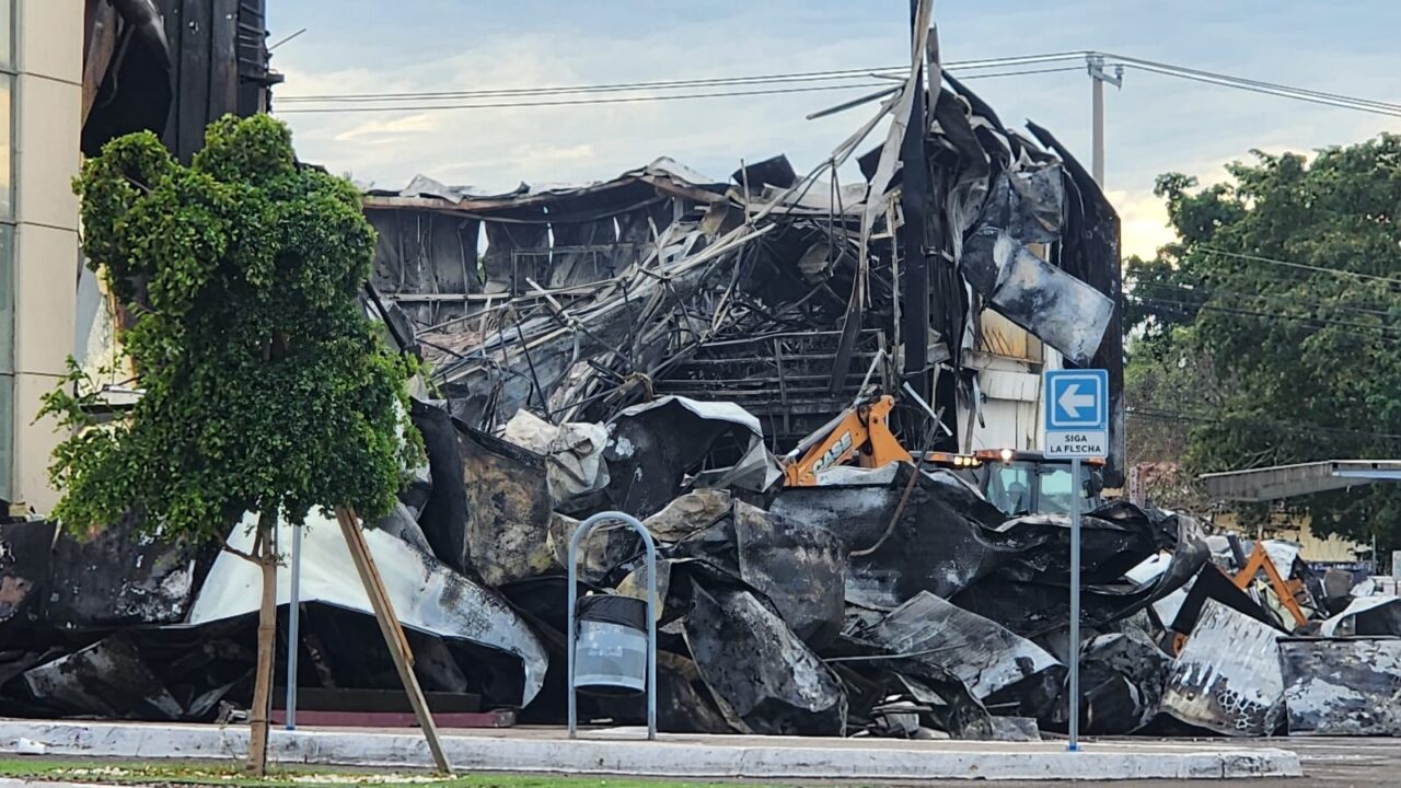 Incendio en plaza Cinépolis de Culiacán deja daños materiales