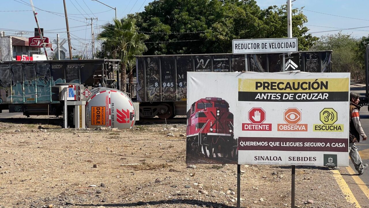 Una pipa de gasolina es arrastrada por el tren en Culiacán