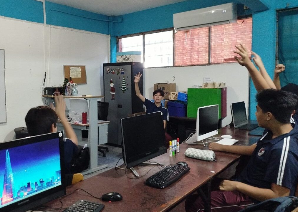Urge trabajar para garantizar un entono digital y físico más seguro para niños y adolescentes: Fundación Sociedad Educadora