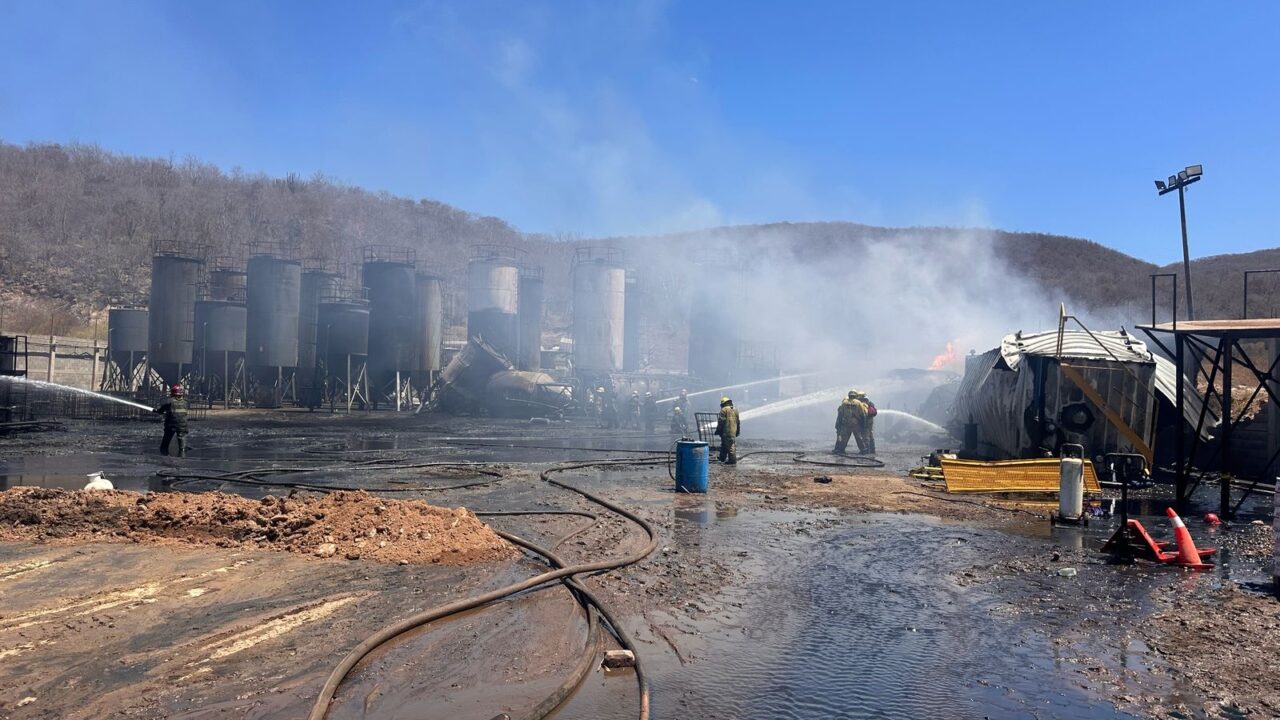 Al 100% sofocado el incendio en planta de combustibles en Culiacán