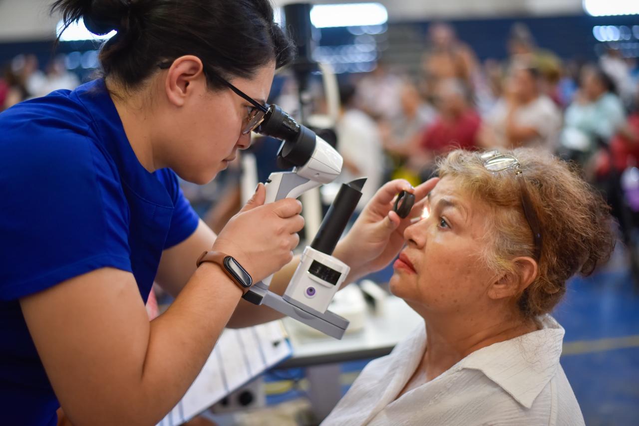 Personas con discapacidad se benefician con sillas de ruedas especiales y servicios médicos gratuitos
