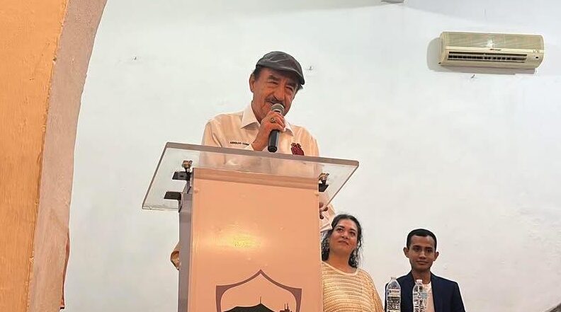 Homenaje a la gran trayectoria del locutor Arnoldo Corrales