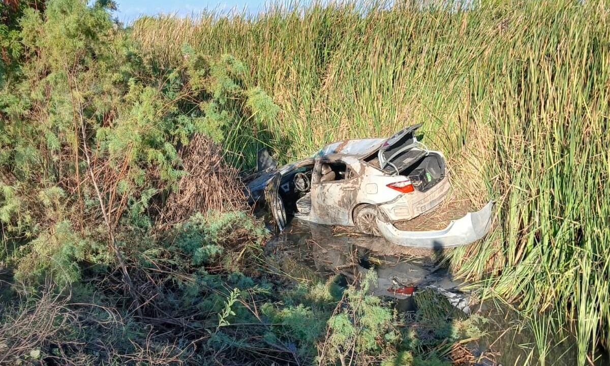 Pareja termina en un hospital de Guasave tras una salida de carretera en su vehículo