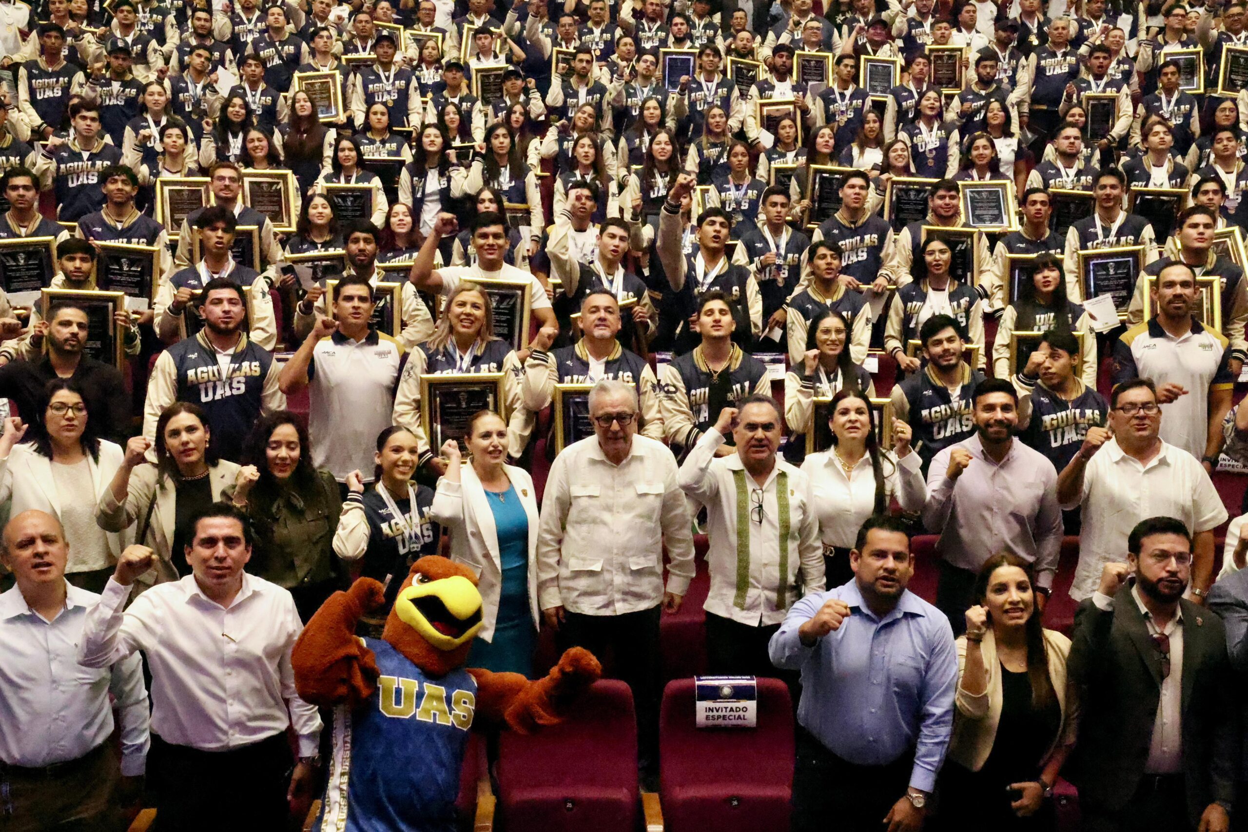 Rocha Moya reconoce a 181 deportistas universitarios