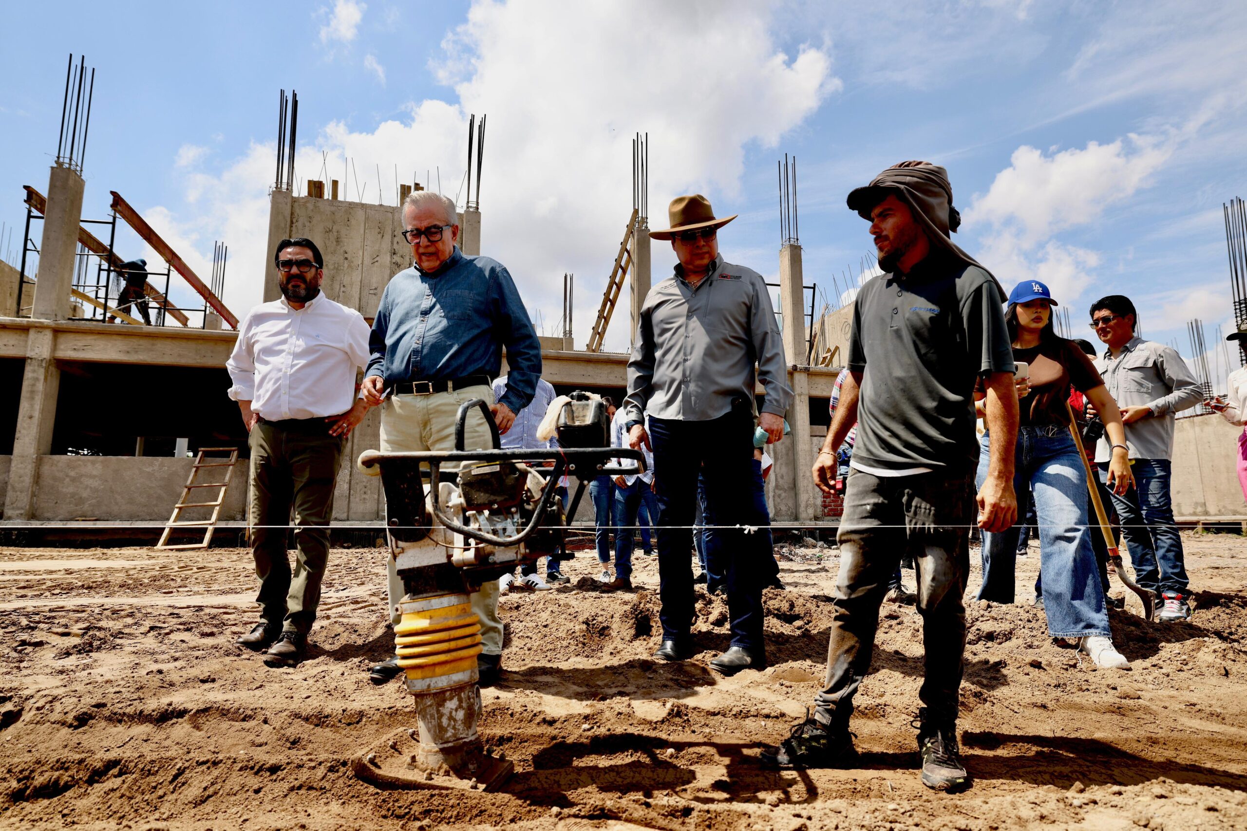 Supervisa el gobernador Rocha construcción de la Secundaria de Valle Alto