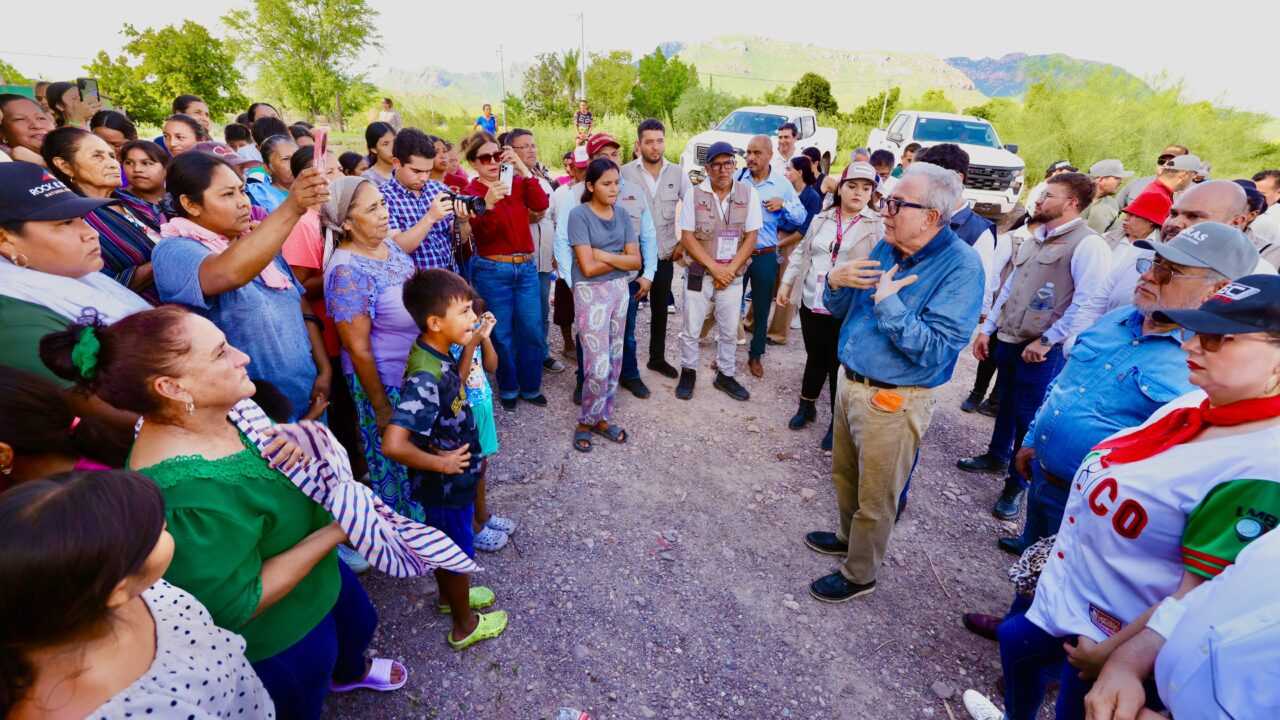 Rocha lleva apoyos a familias afectadas por las lluvias en Ahome