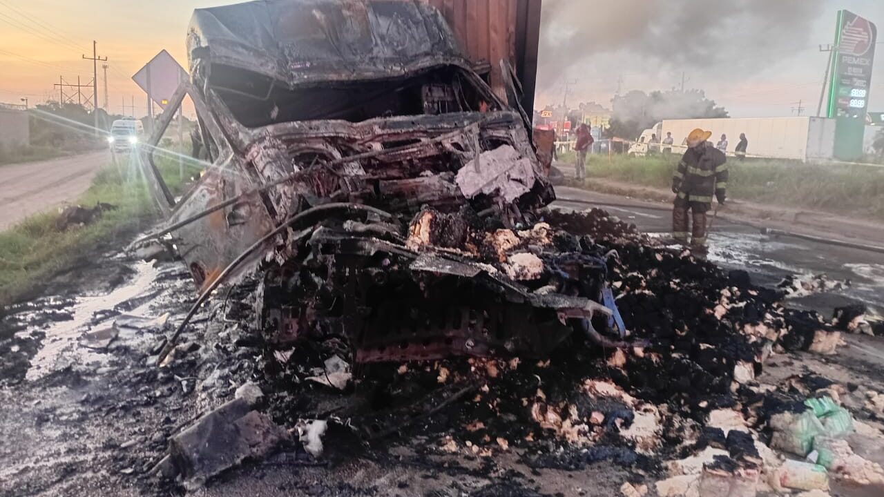 Tractocamión se incendia y el conductor fallece calcinado en Guasave