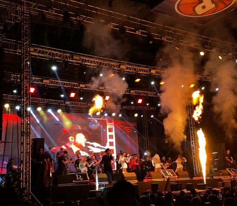 Luis R Conriquez deslumbra en Los Mochis