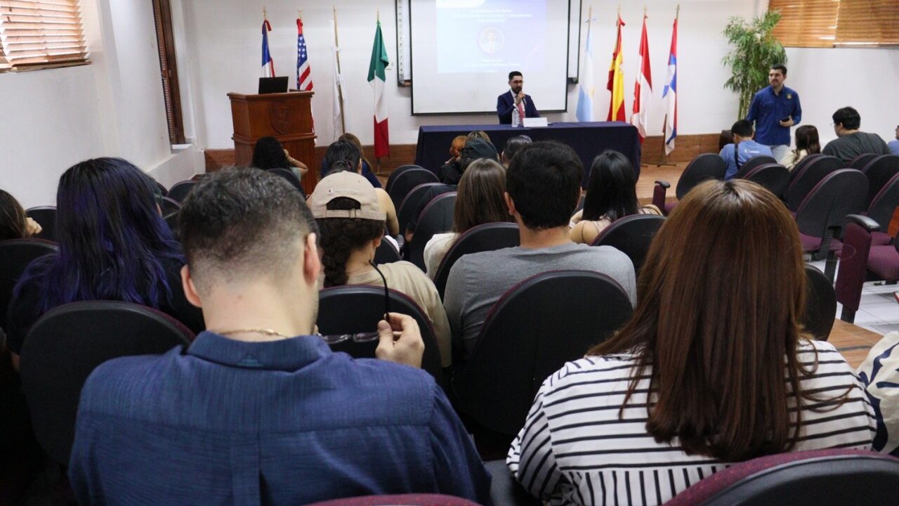 La UAS presentó la charla “Comunicación y liderazgo a estudiantes universitarios”