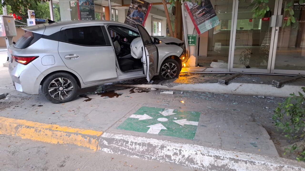 Carro se impacta contra un banco en Guasave y el conductor huyó de la escena