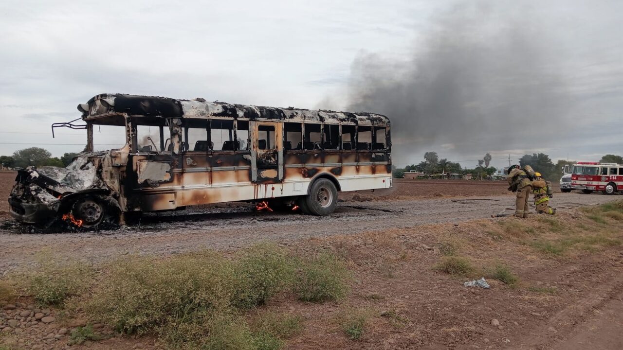 Camión de pasajeros es consumido por las llamas en Guasave