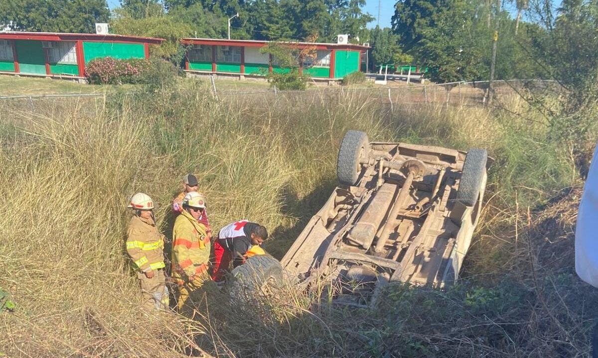 Abuelito de 72 años termina en el hospital tras volcadura en El Fuerte