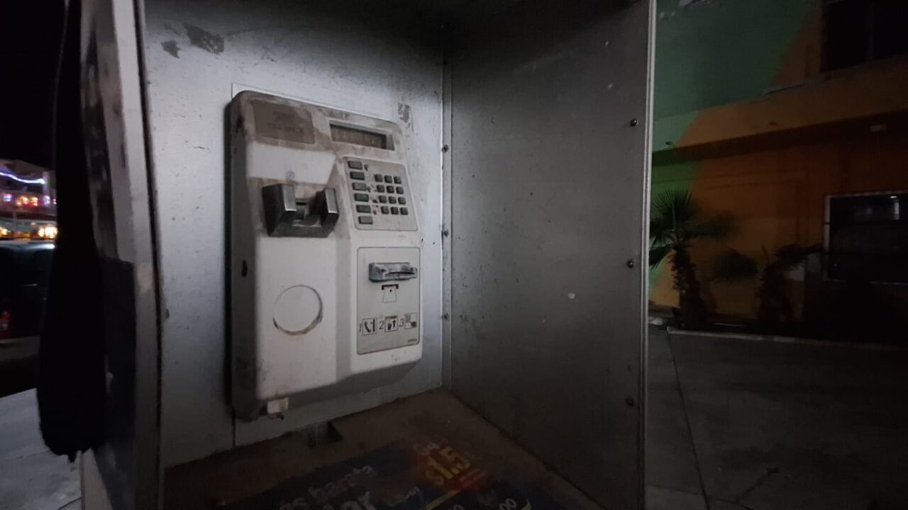 Teléfonos públicos resisten como vestigio urbano