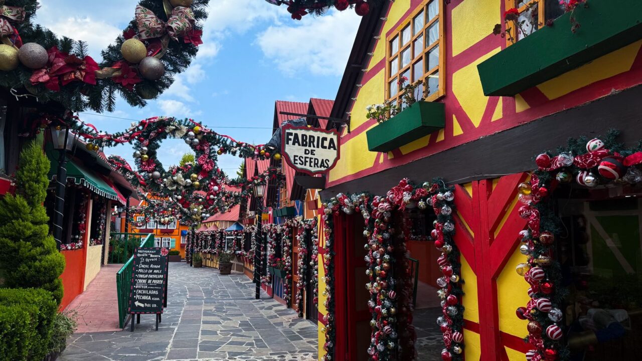 Tlalpujahua: el corazón artesanal de las esferas navideñas en México