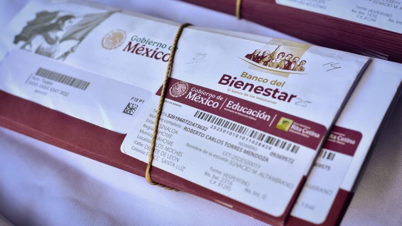 Estudiantes de nuevo ingreso de la secundaria IMA reciben sus tarjetas de la Beca Rita Cetina