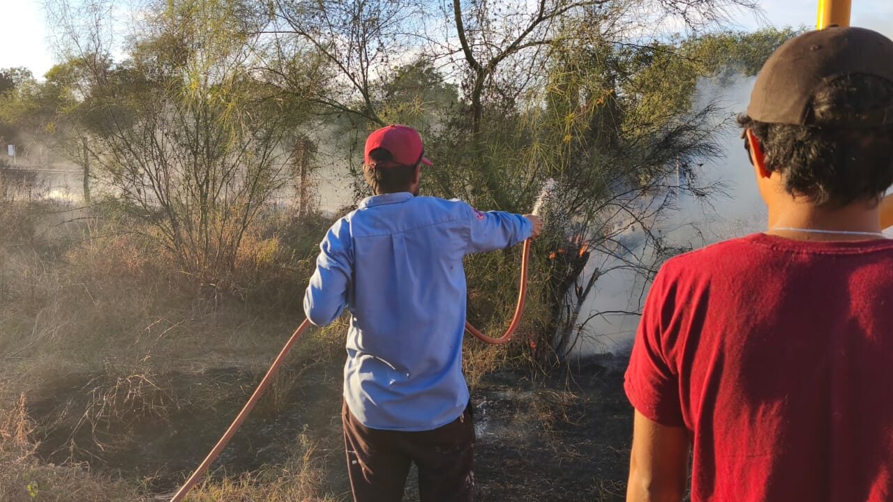 Vecinos y voluntarios de PC de San Blas sofocan incendio a ‘manguerazos’