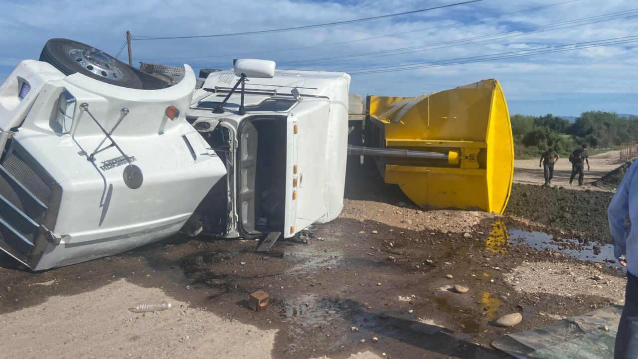 Dompe termina volcado sobre la carretera El Fuerte-El Carrizo