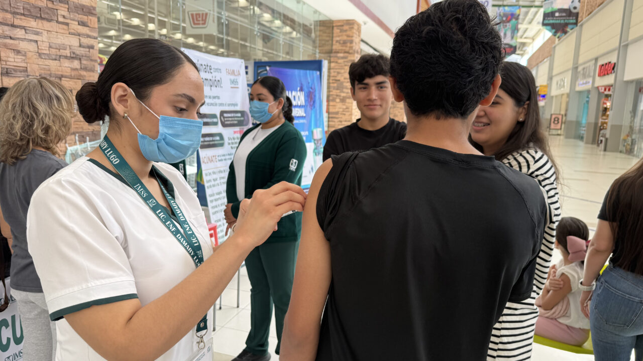 Familias acuden a macrocentros de Sinaloa para vacunarse contra el sarampión