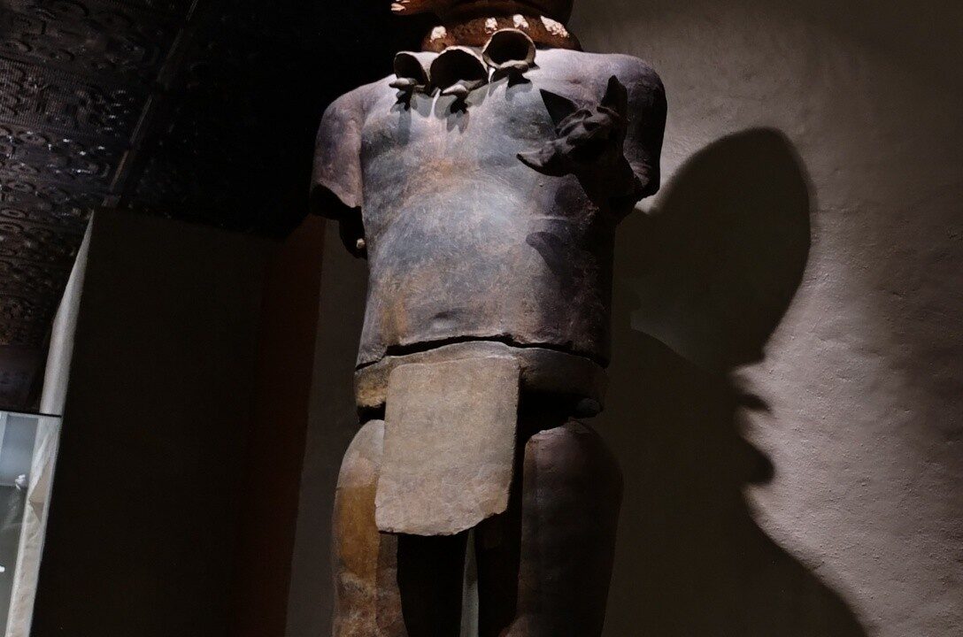 El Dios Murciélago: El señor de la dualidad que unió el inframundo con la vida en Mesoamérica