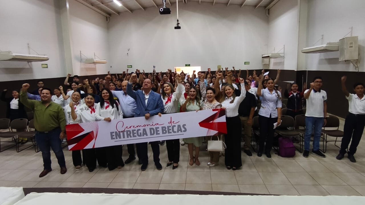 Patronato Pro-Educación entrega 98 becas a estudiantes de Ahome