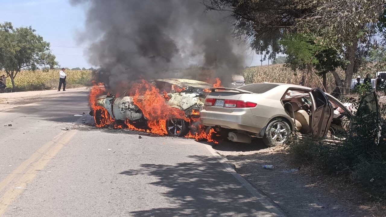 Niño y abuelita pierden la vida tras choque e incendio en Guasave
