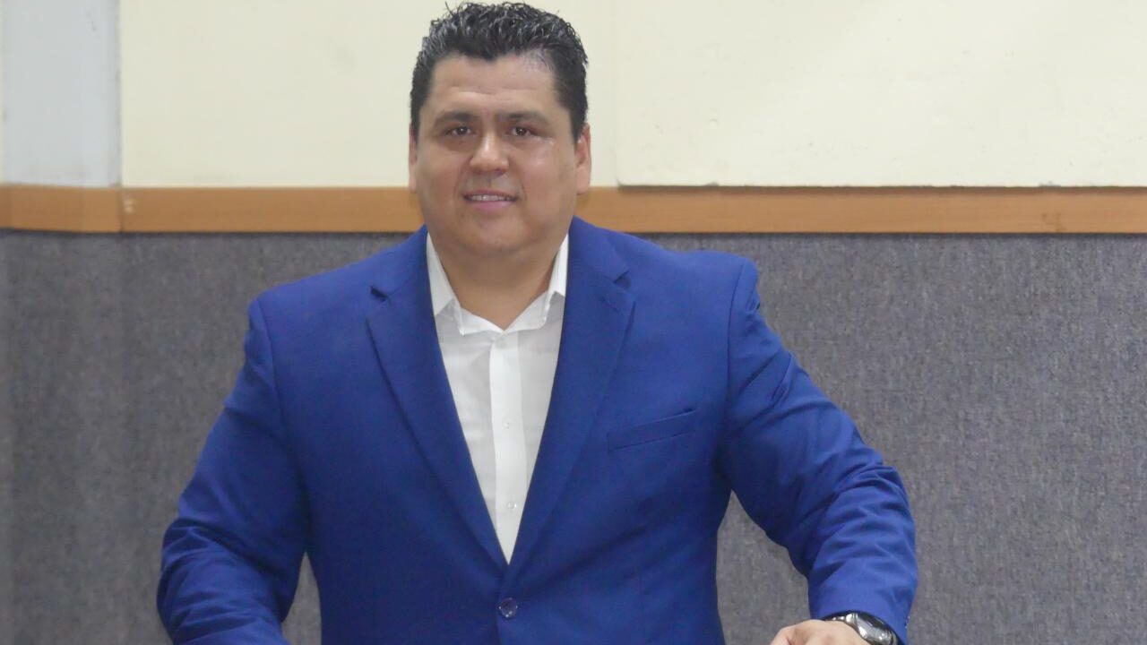 Víctor Sepúlveda presenta proyecto para fortalecer la Facultad de Derecho en la UAS