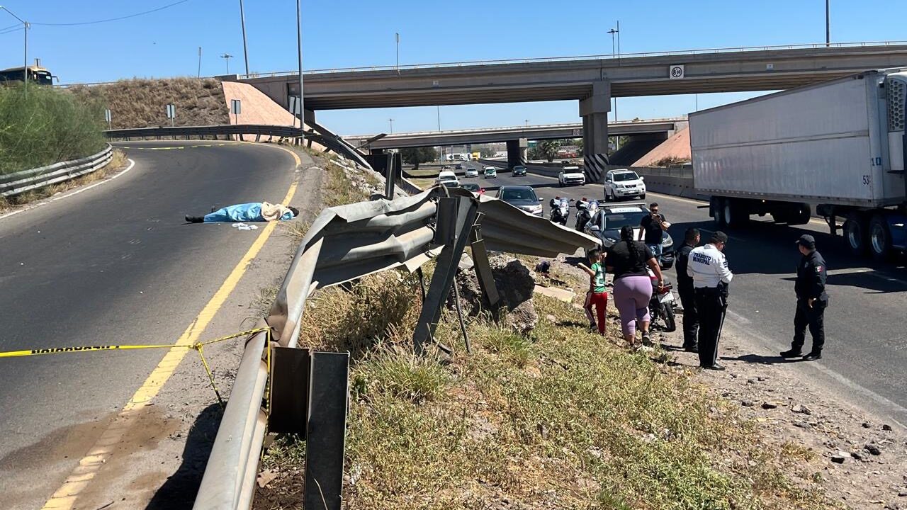 Motociclista pierde la vida tras derrapar en la zona del trébol en Los Mochis
