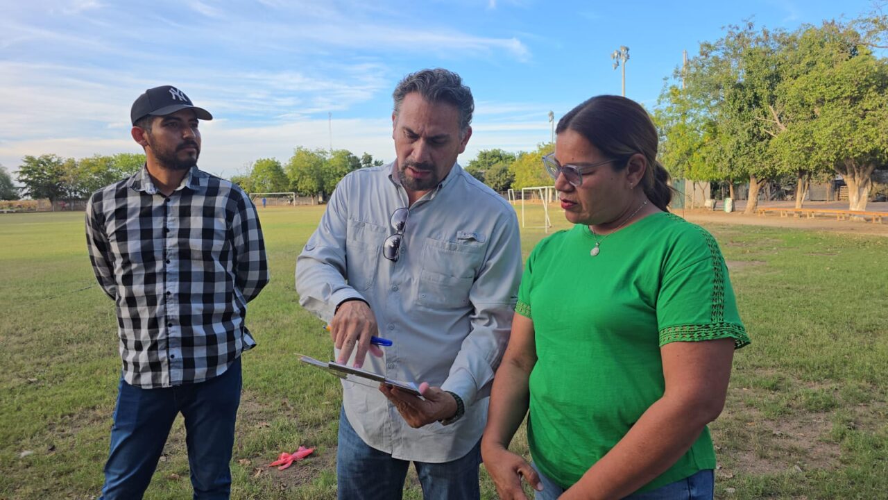 Alcaldesa de JJR gestiona rehabilitación del campo de fútbol en la sindicatura de Bachoco