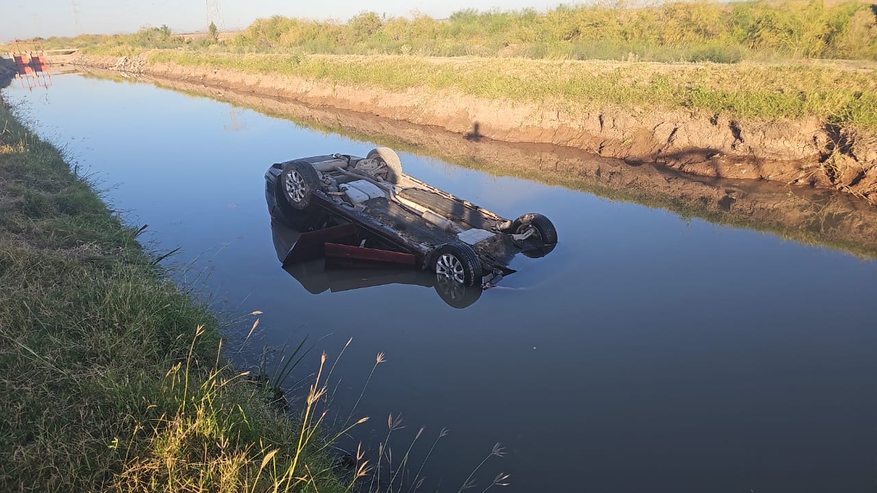 Automovilista cae a canal en el ejido Primero de Mayo y es rescatado por elementos de seguridad