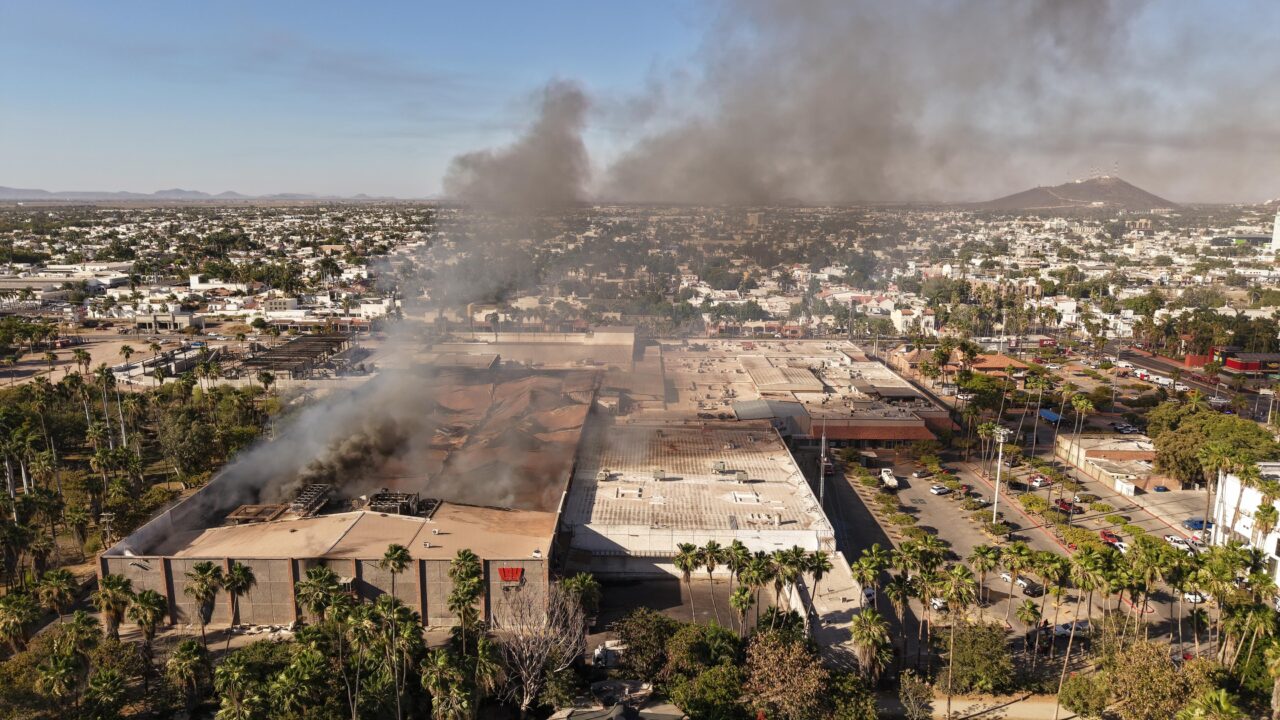 Autoridades reportan 4 fallecidos y 46 lesionados tras incendio en plaza de Los Mochis