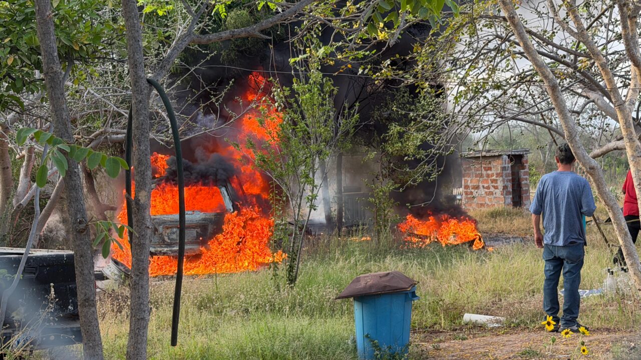 Camioneta termina calcinada por quema de basura en Sibirijoa, El Fuerte