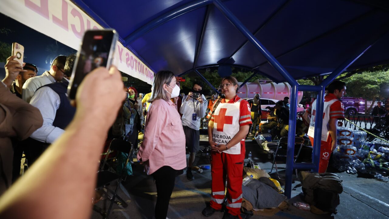 Gobernadora sostiene acercamiento con familiares de víctimas de incendio en Los Mochis