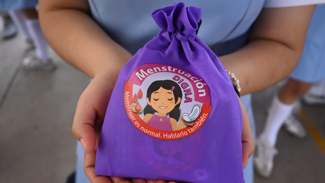 Juan José Ríos impulsa la Estrategia Nacional “Menstruación Digna” con entrega de kits de gestión menstrual