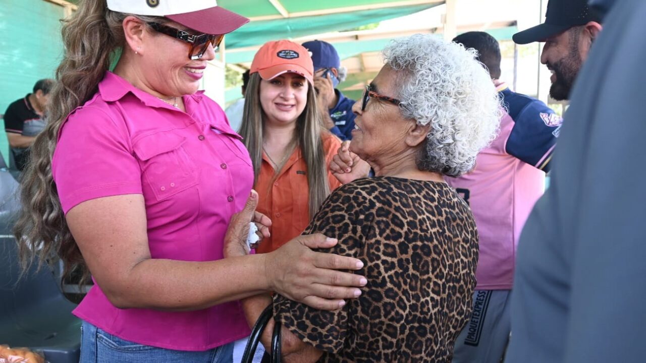 Evangelina Llanes Carreón refuerza apoyo en la Liga Clemente Grijalva
