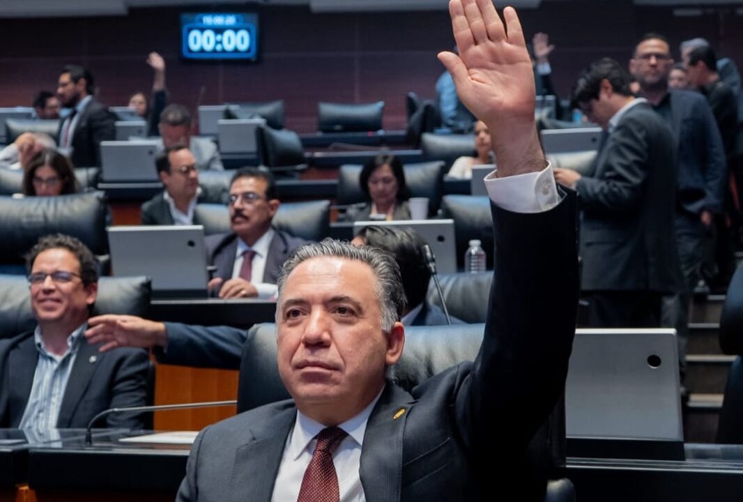 Reaparece Senador Inzunza tras versiones sobre presunta detención en EEUU