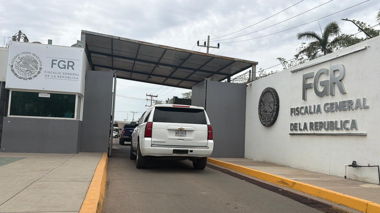 Rocha Moya y exfuncionarios sinaloenses rinden declaración ante autoridades federales
