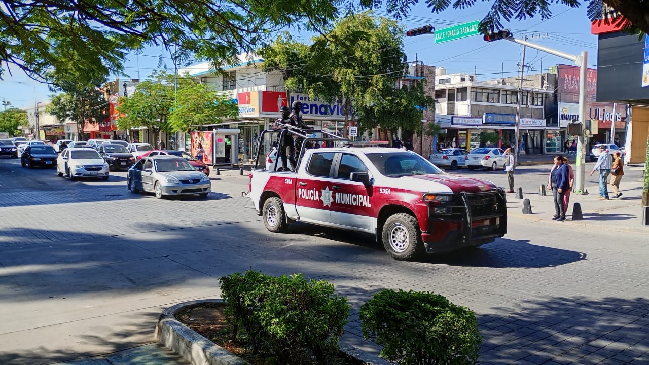 Detienen a tres jóvenes por portar machete y circular sin documentos en Los Mochis