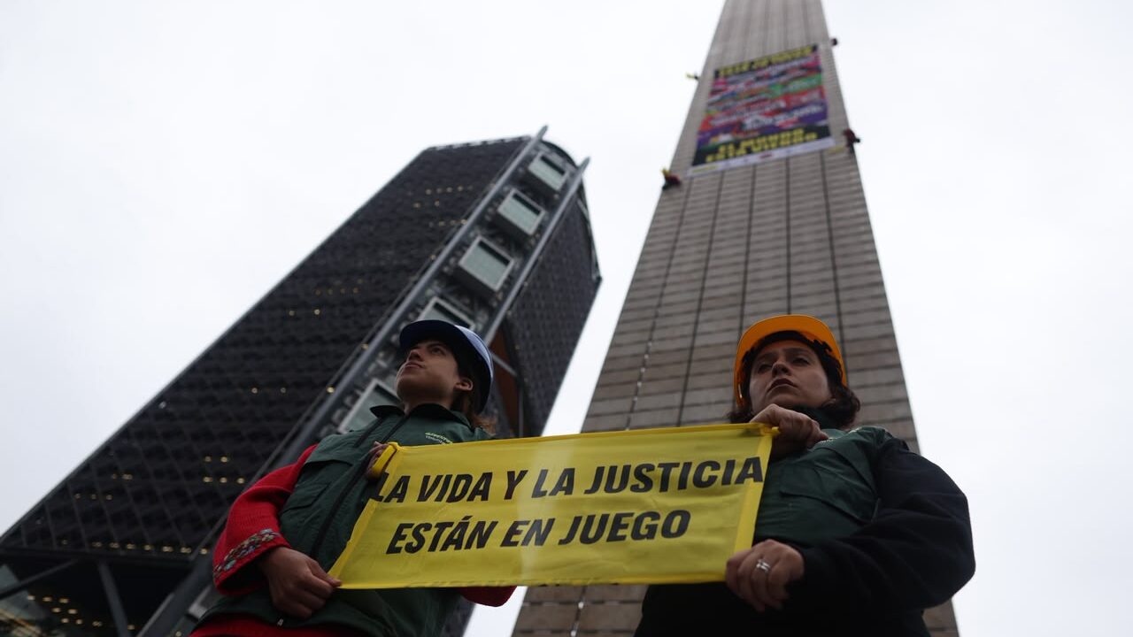 Activistas escalan la Estela de Luz y despliegan mega manta con potente mensaje