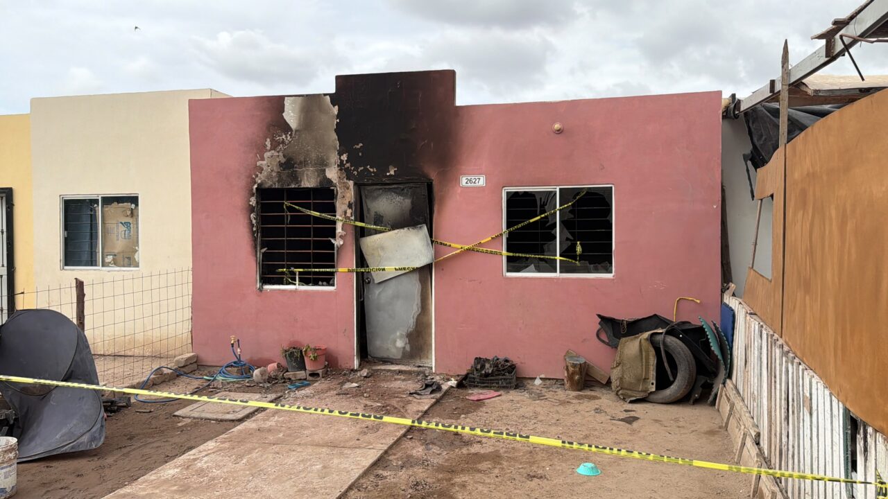 Incendio en vivienda de Los Mochis deja dos personas lesionadas y pérdidas totales