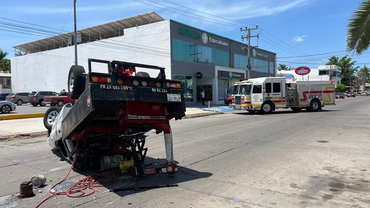 Conductor resulta lesionado tras accidente tipo volcadura en Los Mochis