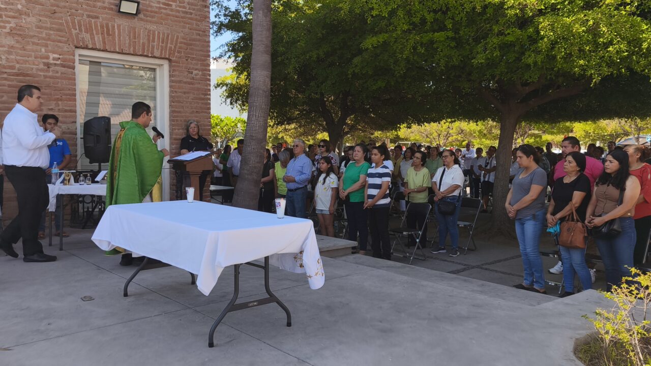 Celebran ceremonia religiosa en memoria de víctimas del incendio en plaza comercial de Los Mochis